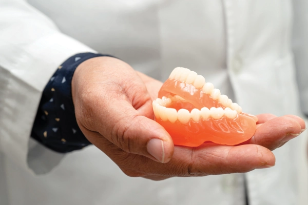 Фиксация зубных протезов — методы и средства крепления съемных и несъемных конструкций